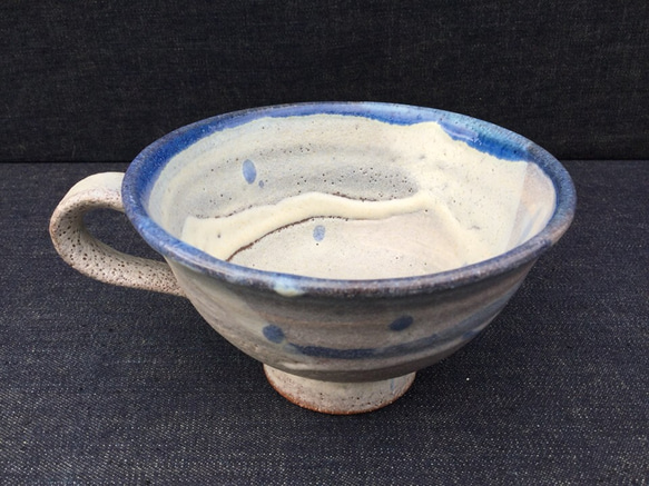 青い縁のスープカップ(割高台) 2枚目の画像