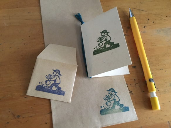 消しゴムはんこ「畑人　カブ掘り」　単品企画です。　封筒やポチ袋に押して、カード仕立てにして、色々楽しめる♪ 2枚目の画像