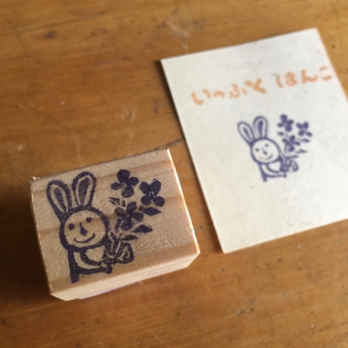 消しゴムはんこ「花束うさぎ」単品企画です。 春の予感をスタンプで