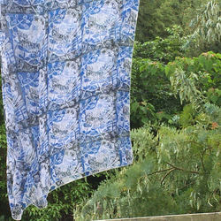 輕盈透明的滌綸雪紡披肩 60 x 200 厘米 連續木版印刷圖案“Cantabile”（藍色）。在風中飄揚 第5張的照片