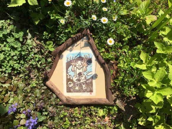 尾黒弘美　手刷り木版画「どろんこ」　ユーカリの枝を組んだ額縁に入った一点物です 2枚目の画像
