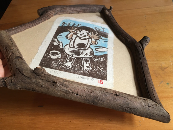 尾黒弘美　手刷り木版画「どろんこ」　ユーカリの枝を組んだ額縁に入った一点物です 3枚目の画像