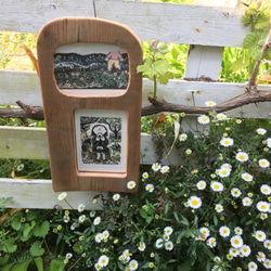 ポストカードが入る♪二つ窓の額縁　廃材使用でレトロ感あり。　カード、写真、押し花などお好みのシートを飾って楽しんで。 1枚目の画像