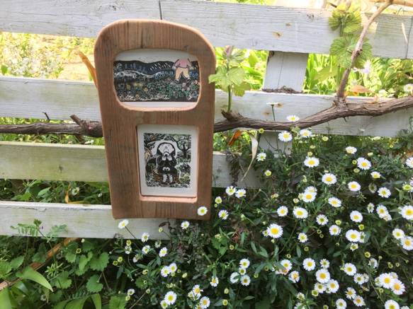 ポストカードが入る♪二つ窓の額縁　廃材使用でレトロ感あり。　カード、写真、押し花などお好みのシートを飾って楽しんで。 1枚目の画像