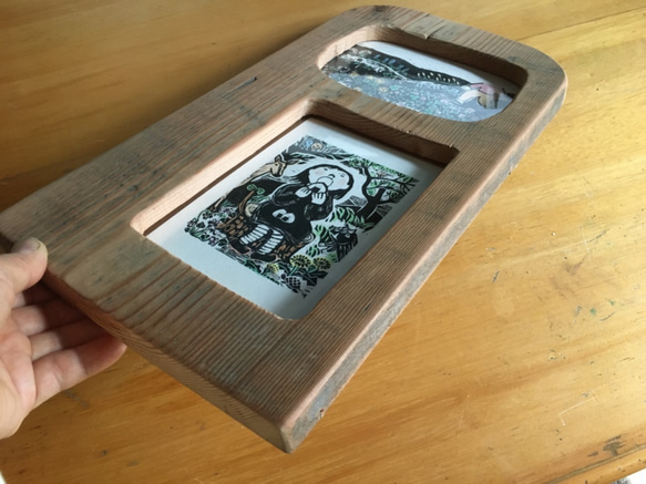 ポストカードが入る♪二つ窓の額縁　廃材使用でレトロ感あり。　カード、写真、押し花などお好みのシートを飾って楽しんで。 3枚目の画像