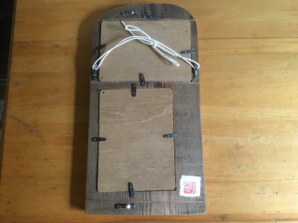 ポストカードが入る♪二つ窓の額縁　廃材使用でレトロ感あり。　カード、写真、押し花などお好みのシートを飾って楽しんで。 4枚目の画像