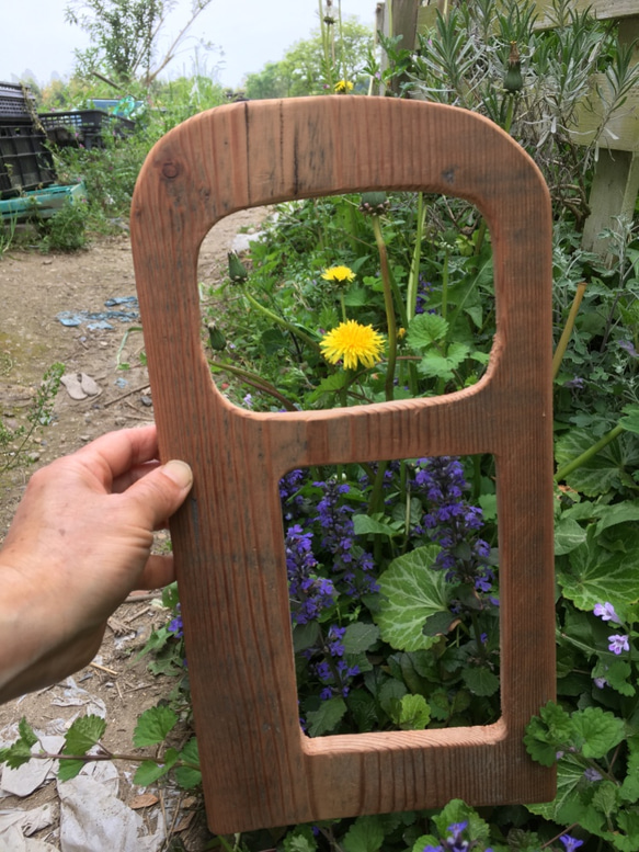 ポストカードが入る♪二つ窓の額縁　廃材使用でレトロ感あり。　カード、写真、押し花などお好みのシートを飾って楽しんで。 7枚目の画像