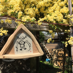 手刷り木版画「たかいたかい」　ユーカリの枝を三角に組んだ額縁とのセット販売　一品物です 1枚目の画像