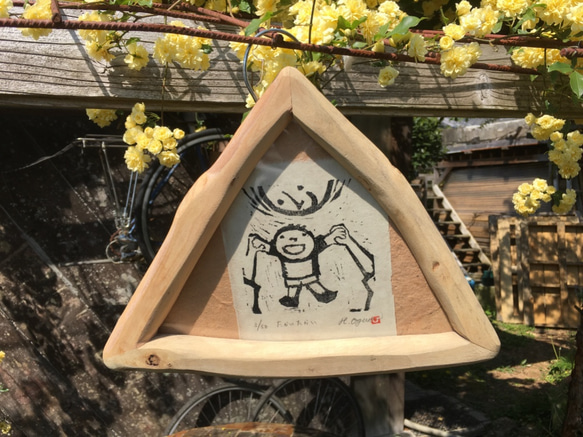 手刷り木版画「たかいたかい」　ユーカリの枝を三角に組んだ額縁とのセット販売　一品物です 2枚目の画像