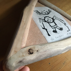 手刷り木版画「たかいたかい」　ユーカリの枝を三角に組んだ額縁とのセット販売　一品物です 3枚目の画像