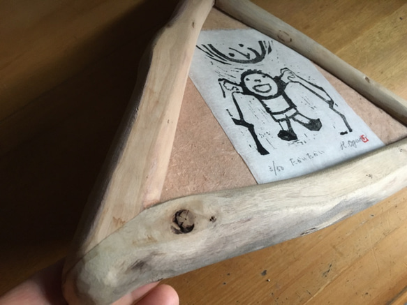 手刷り木版画「たかいたかい」　ユーカリの枝を三角に組んだ額縁とのセット販売　一品物です 3枚目の画像