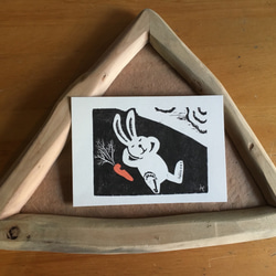 手刷り木版画「たかいたかい」　ユーカリの枝を三角に組んだ額縁とのセット販売　一品物です 5枚目の画像