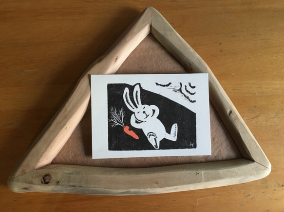 手刷り木版画「たかいたかい」　ユーカリの枝を三角に組んだ額縁とのセット販売　一品物です 5枚目の画像