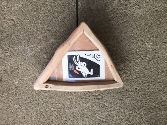 手刷り木版画「たかいたかい」　ユーカリの枝を三角に組んだ額縁とのセット販売　一品物です 7枚目の画像