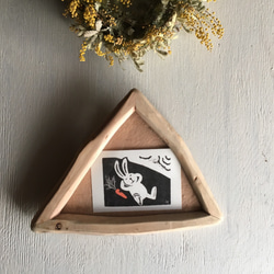 手刷り木版画「たかいたかい」　ユーカリの枝を三角に組んだ額縁とのセット販売　一品物です 8枚目の画像