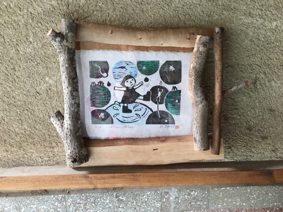 手刷り木版画「ぽちゃん ばちゃん」和紙に手刷・手彩色　面取り枝と樹皮付の枝を組み合わせた額縁とのセット販売　一点物です。 1枚目の画像