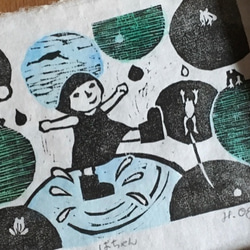 手刷り木版画「ぽちゃん ばちゃん」和紙に手刷・手彩色　面取り枝と樹皮付の枝を組み合わせた額縁とのセット販売　一点物です。 3枚目の画像
