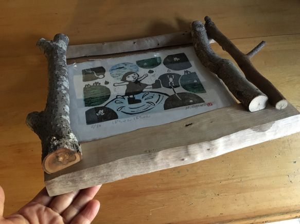 手刷り木版画「ぽちゃん ばちゃん」和紙に手刷・手彩色　面取り枝と樹皮付の枝を組み合わせた額縁とのセット販売　一点物です。 4枚目の画像