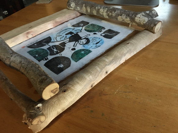 手刷り木版画「ぽちゃん ばちゃん」和紙に手刷・手彩色　面取り枝と樹皮付の枝を組み合わせた額縁とのセット販売　一点物です。 5枚目の画像