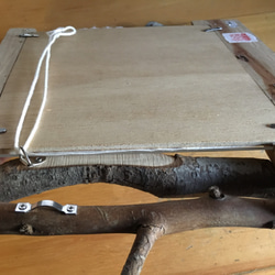 手刷り木版画「ぽちゃん ばちゃん」和紙に手刷・手彩色　面取り枝と樹皮付の枝を組み合わせた額縁とのセット販売　一点物です。 7枚目の画像