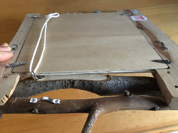 手刷り木版画「ぽちゃん ばちゃん」和紙に手刷・手彩色　面取り枝と樹皮付の枝を組み合わせた額縁とのセット販売　一点物です。 7枚目の画像