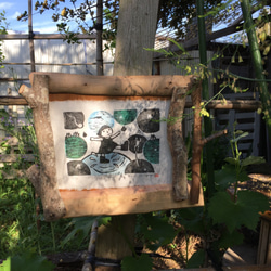 手刷り木版画「ぽちゃん ばちゃん」和紙に手刷・手彩色　面取り枝と樹皮付の枝を組み合わせた額縁とのセット販売　一点物です。 8枚目の画像