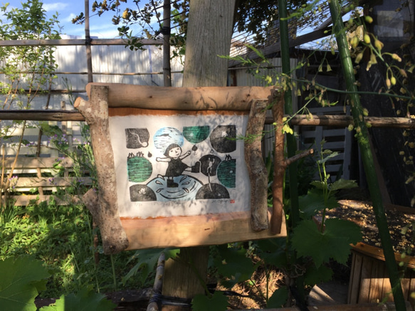 手刷り木版画「ぽちゃん ばちゃん」和紙に手刷・手彩色　面取り枝と樹皮付の枝を組み合わせた額縁とのセット販売　一点物です。 8枚目の画像