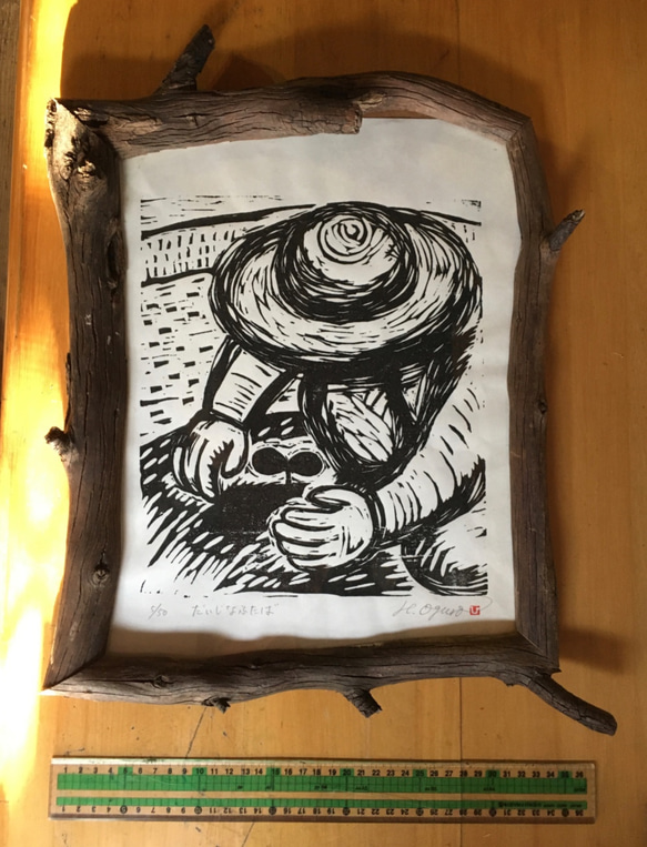 手刷り木版画「だいじなふたば」　和紙に手刷り、ユーカリの枝を樹皮付のまま組んだ額縁とのセット販売、一点物です 2枚目の画像
