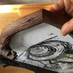 手刷り木版画「だいじなふたば」　和紙に手刷り、ユーカリの枝を樹皮付のまま組んだ額縁とのセット販売、一点物です 4枚目の画像