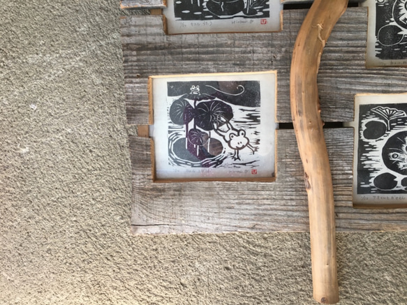手刷り木版画「連作　カエル」　和紙に手刷りの作品4点、スリット入り板の四窓額縁とのセット販売、一点物です 4枚目の画像