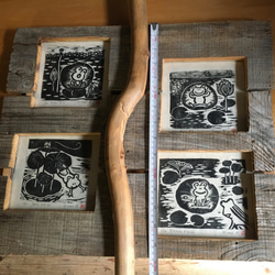 手刷り木版画「連作　カエル」　和紙に手刷りの作品4点、スリット入り板の四窓額縁とのセット販売、一点物です 8枚目の画像