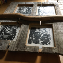 手刷り木版画「連作　カエル」　和紙に手刷りの作品4点、スリット入り板の四窓額縁とのセット販売、一点物です 9枚目の画像