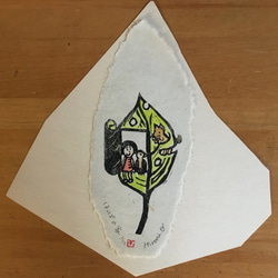 手刷り木版画「はっぱの家」　和紙に手刷り手彩色　葉っぱの押し花がよく似合う。　額縁とのセット販売　一点物です 4枚目の画像