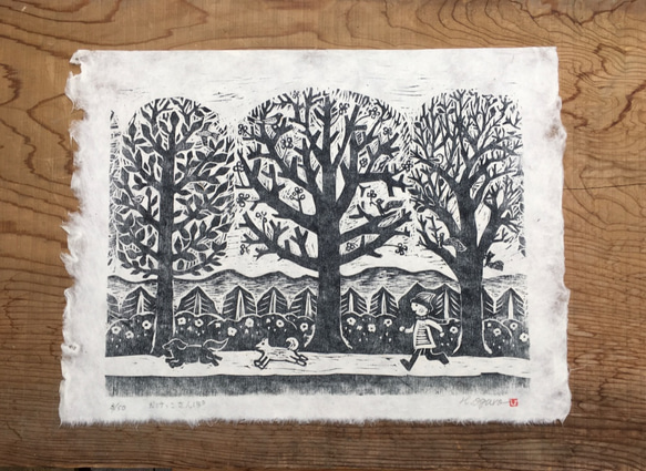 木版画「かけっこさんぽ」(部分刷り)　額縁は別売　和紙に手刷り　犬とかけっこ　良く見ると木の中に小鳥やリスがいるよ 1枚目の画像
