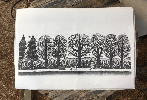 木版画「かけっこさんぽ」(部分刷り)　額縁は別売　和紙に手刷り　犬とかけっこ　良く見ると木の中に小鳥やリスがいるよ 4枚目の画像