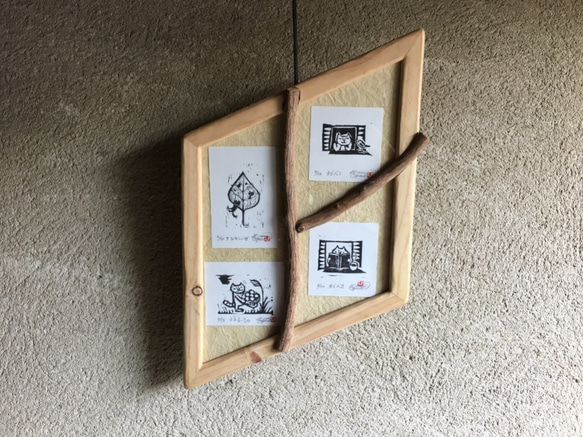 ミニ木版画「連作 ねこ暮らし」　和紙に手刷り、額縁とのセット販売。ユーカリの枝で三つに仕切った菱形の額縁　一点物です 2枚目の画像