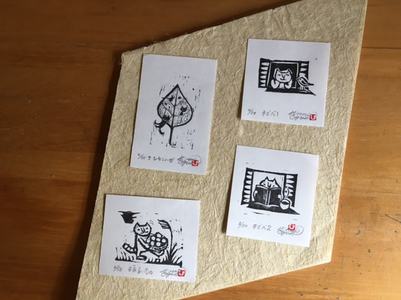 ミニ木版画「連作 ねこ暮らし」　和紙に手刷り、額縁とのセット販売。ユーカリの枝で三つに仕切った菱形の額縁　一点物です 3枚目の画像