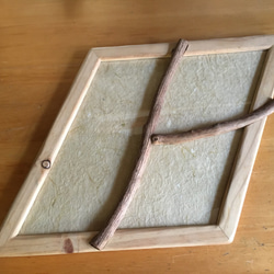 ミニ木版画「連作 ねこ暮らし」　和紙に手刷り、額縁とのセット販売。ユーカリの枝で三つに仕切った菱形の額縁　一点物です 4枚目の画像