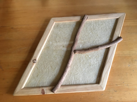 ミニ木版画「連作 ねこ暮らし」　和紙に手刷り、額縁とのセット販売。ユーカリの枝で三つに仕切った菱形の額縁　一点物です 4枚目の画像