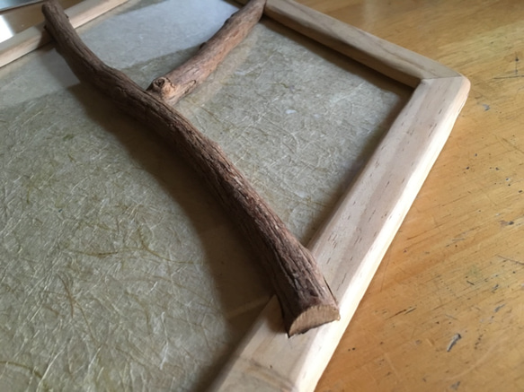 ミニ木版画「連作 ねこ暮らし」　和紙に手刷り、額縁とのセット販売。ユーカリの枝で三つに仕切った菱形の額縁　一点物です 5枚目の画像