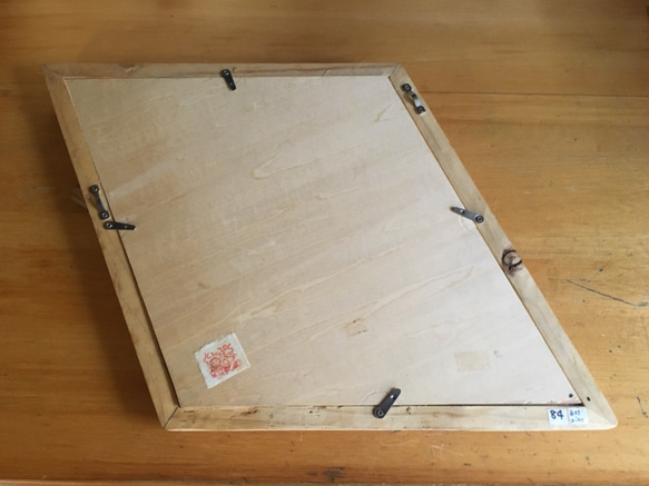 ミニ木版画「連作 ねこ暮らし」　和紙に手刷り、額縁とのセット販売。ユーカリの枝で三つに仕切った菱形の額縁　一点物です 6枚目の画像