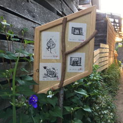 ミニ木版画「連作 ねこ暮らし」　和紙に手刷り、額縁とのセット販売。ユーカリの枝で三つに仕切った菱形の額縁　一点物です 7枚目の画像
