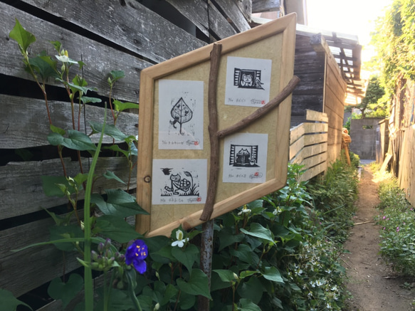 ミニ木版画「連作 ねこ暮らし」　和紙に手刷り、額縁とのセット販売。ユーカリの枝で三つに仕切った菱形の額縁　一点物です 7枚目の画像
