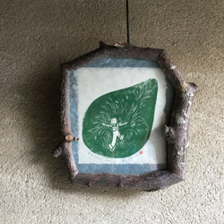 木の枝額縁　栗の木を樹皮付のまま使用　一点物です。　（中の作品は別売） 1枚目の画像