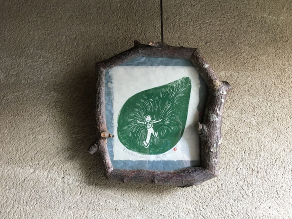 木の枝額縁　栗の木を樹皮付のまま使用　一点物です。　（中の作品は別売） 1枚目の画像