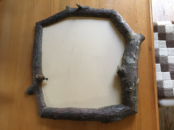 木の枝額縁　栗の木を樹皮付のまま使用　一点物です。　（中の作品は別売） 2枚目の画像
