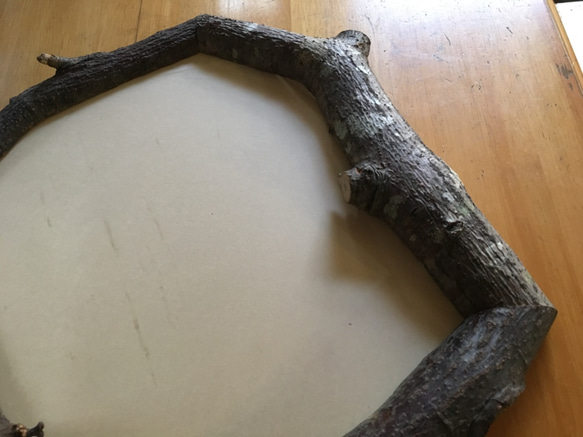 木の枝額縁　栗の木を樹皮付のまま使用　一点物です。　（中の作品は別売） 3枚目の画像