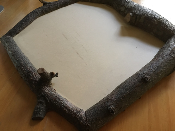 木の枝額縁　栗の木を樹皮付のまま使用　一点物です。　（中の作品は別売） 4枚目の画像
