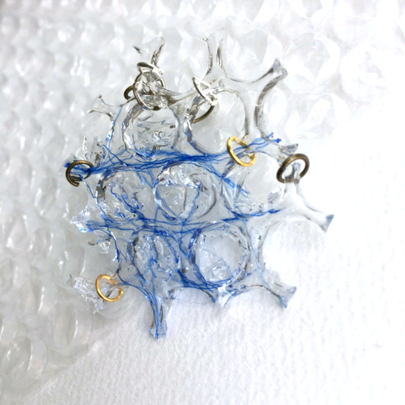 青い繊維のプチプチピアス 1枚目の画像