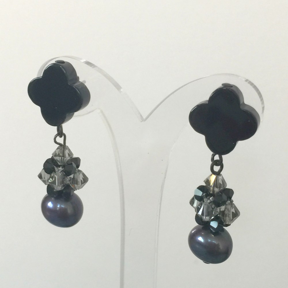 ブラックフラワーピアス